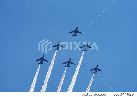 藍天上飛翔的松島空軍基地的藍色脈衝號 宮城縣東松島市 105344620