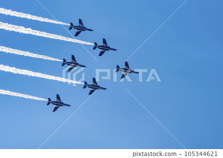 藍天上飛翔的松島空軍基地的藍色脈衝號 宮城縣東松島市 105344621