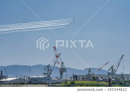 藍天上飛翔的松島空軍基地的藍色脈衝號 宮城縣東松島市 藍天上飛翔的松島空軍基地的藍色脈衝號 宮城縣東松島市 105344622
