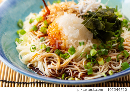 Grated bukkake somen noodles 105344730
