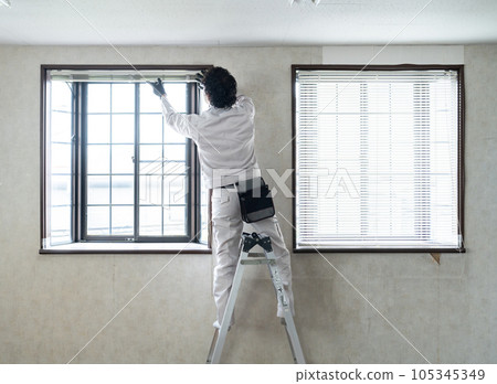 室內承包商檢查百葉窗 105345349