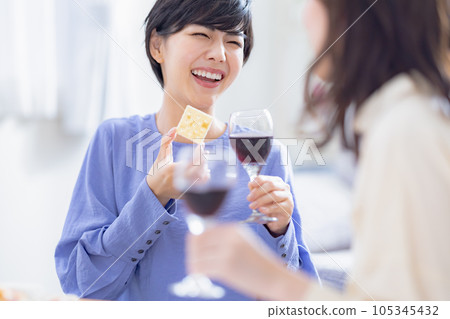 在家喝酒:女人在家喝酒 在家喝酒:女人在家喝酒 105345432