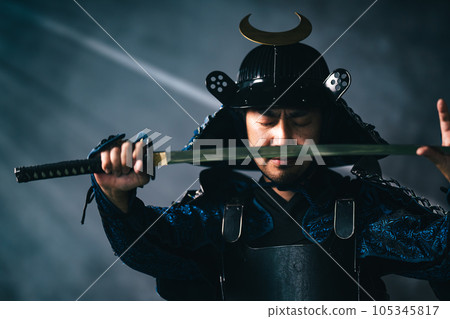穿著盔甲的男子拍攝風景 105345817