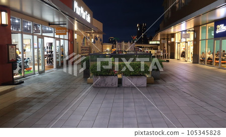 Huatai outlet night view Huatai outlet night view 105345828
