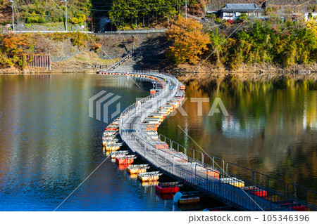奧多摩,東京奧多摩湖秋葉麥山浮橋 奧多摩,東京奧多摩湖秋葉麥山浮橋 105346396