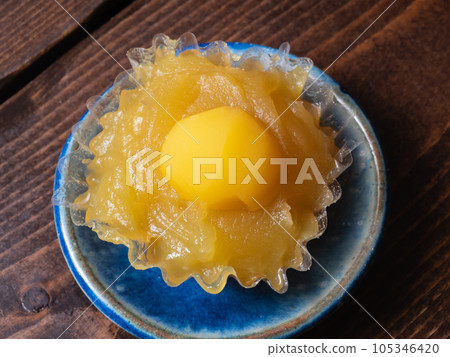 蜜餞栗子和栗子金頓。 蜜餞栗子和栗子金頓。 105346420