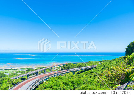 niraikanai橋 沖繩 觀光地 觀光地 天文台 極好的風景 風景 風景 複製空間 藍色的水 海洋 大海 翡翠綠 藍天 105347034