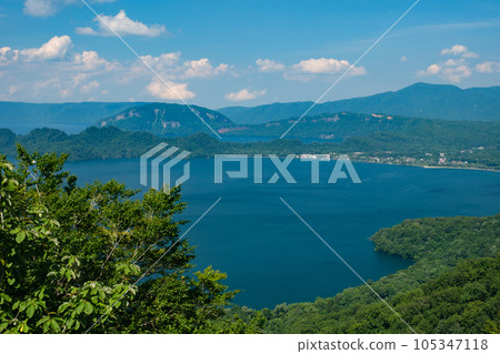 夏天的十和田湖色彩鮮豔 105347118