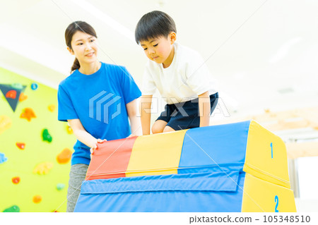 男孩在 sho 盒子裡飛翔 105348510