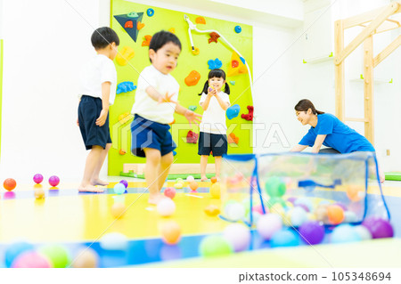 室內育兒形象 105348694
