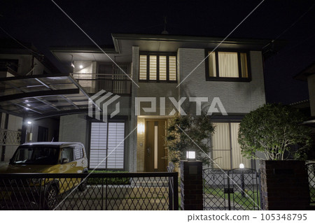 獨立屋帶小花園夜景燙髮照片素材 105348795
