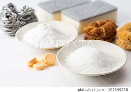 Baking soda (sodium bicarbonate) and citric acid 105349226