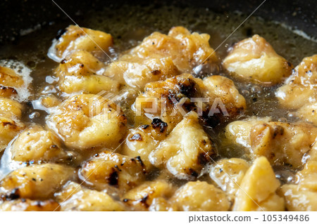 The remaining yakitori (bonjiri) remake cooking scene. Boil in a frying pan with dashi stock to bind the egg. 105349486