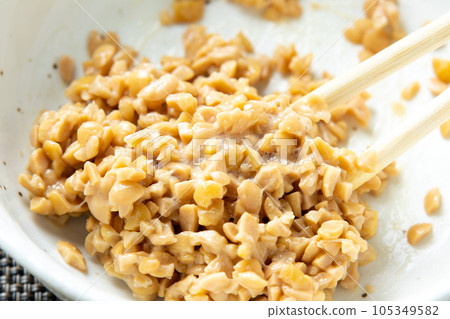 Mix the hikiwari natto with chopsticks. 105349582