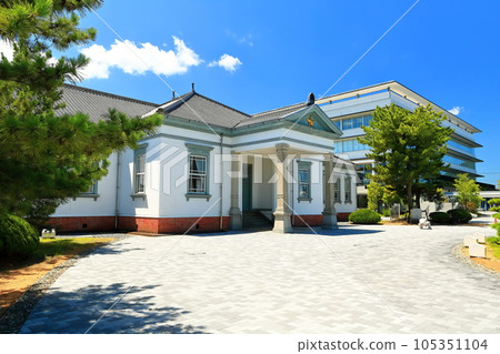 [Kagawa Prefecture] Former Zentsuji Kaikosha (Kaikosha Main Building) and current Zentsuji City Hall in sunny weather 105351104