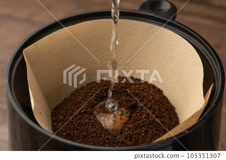 drip pour 105351307