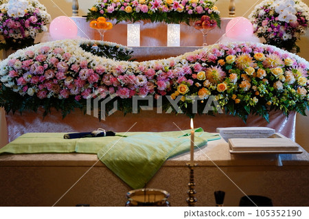 Fashionable flower altar 105352190