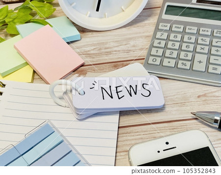 作為新聞寫的單詞書和文具 作為新聞寫的單詞書和文具 105352843
