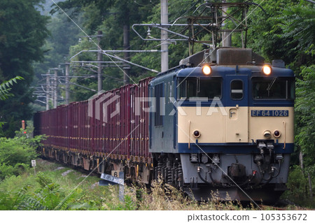 An EF64 freight train on the Hakubi Line 105353672