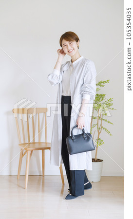 Women's spring clothes fashion coordination full body (vertical orientation). 105354035