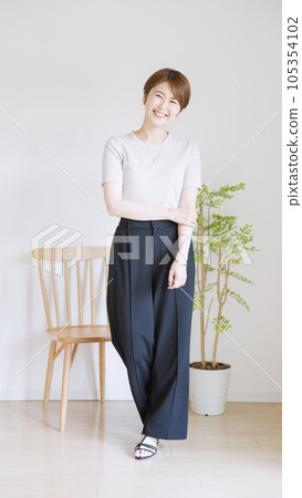 女夏裝時尚協調全身(豎版).. 女夏裝時尚協調全身(豎版).. 105354102