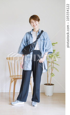 Women's summer clothes fashion coordination whole body (vertical).. 105354122