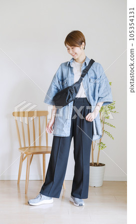 Women's summer clothes fashion coordination whole body (vertical).. Women's summer clothes fashion coordination whole body (vertical).. 105354131