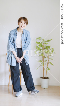 Women's summer clothes fashion coordination whole body (vertical).. 105354152