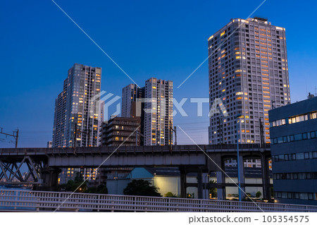 《東京》東京灣區塔式公寓夜景 《東京》東京灣區塔式公寓夜景 105354575