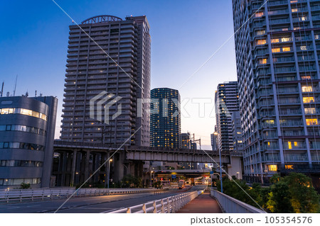 《東京》東京灣區塔式公寓夜景 《東京》東京灣區塔式公寓夜景 105354576