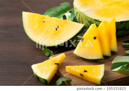 西瓜 小玉 黃色 特寫 切片 Yellow watermelon スイカ 黄色 黄西瓜 黄肉西瓜 西瓜 小玉 黃色 特寫 切片 Yellow watermelon スイカ 黄色 黄西瓜 黄肉西瓜 105355825