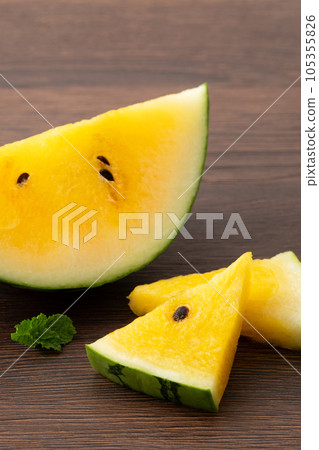 西瓜 小玉 黃色 特寫 切片 Yellow watermelon スイカ 黄色 黄西瓜 黄肉西瓜 西瓜 小玉 黃色 特寫 切片 Yellow watermelon スイカ 黄色 黄西瓜 黄肉西瓜 105355826
