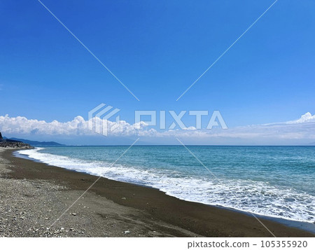 Suruga Bay and the refreshing sky 105355920