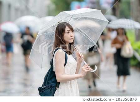 下雨天打傘的女人 105356870