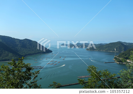 岡山縣備前市 從山上眺望瀨戶內海的島嶼 岡山縣備前市 從山上眺望瀨戶內海的島嶼 105357212