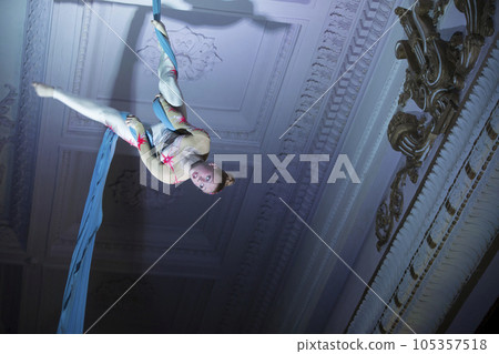 Speech gymnasts on the canvases. Girl on acrobatic canvases.Dangerous Circus Tricks.Aerial gymnast Speech gymnasts on the canvases. Girl on acrobatic canvases.Dangerous Circus Tricks.Aerial gymnast 105357518