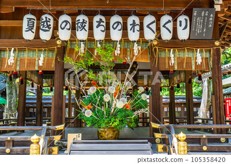 Go'o Shrine (the guardian deity of the legs) in Kamigyo Ward, Kyoto, worship hall and flower arrangement Go'o Shrine (the guardian deity of the legs) in Kamigyo Ward, Kyoto, worship hall and flower arrangement 105358420