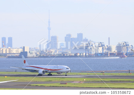 政府飛機從羽田機場起飛 政府飛機起飛,背景是東京晴空塔 政府飛機從羽田機場起飛 政府飛機起飛,背景是東京晴空塔 105358672