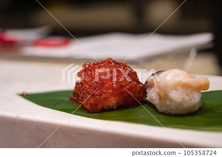 筋子的握壽司和北貝類的握壽司。 105358724