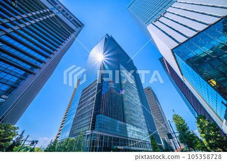 Tokyo cityscape in Japan, summer. Severe heat... Office buildings in Otemachi (Otemachi One in the center of the screen, Yomiuri Shimbun on the right) 105358728