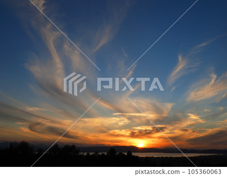 豬苗代湖的夜景。對岸的夕陽下,火焰般的雲彩在藍天的映襯下顯得格外美麗。 豬苗代湖的夜景。對岸的夕陽下,火焰般的雲彩在藍天的映襯下顯得格外美麗。 105360063