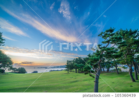 從青森縣八戶市種差海灘看到的日出 從青森縣八戶市種差海灘看到的日出 105360439