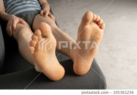 Bare Foot Closeup, Teenager Feet, Barefoot Massage, Foot Pain Concept 105361256