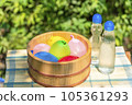 木桶裡的水氣球和一瓶冷的彈珠汽水/暑假形象，昭和復古，日本夏天在水中玩耍 105361293