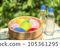 木桶裡的水氣球和一瓶冷的彈珠汽水/暑假形象，昭和復古，日本夏天在水中玩耍 105361295