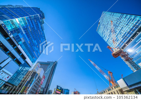 日本東京城市景觀兩架飛機...電暈後，航空需求復蘇...飛機經過澀谷站和天空... = 7 月 25 日 105362134
