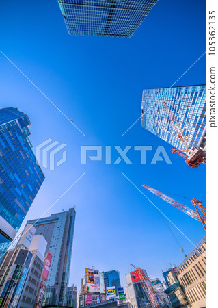 日本東京城市景觀兩架飛機...電暈後，航空需求復蘇...飛機經過澀谷站和天空... = 7 月 25 日 105362135