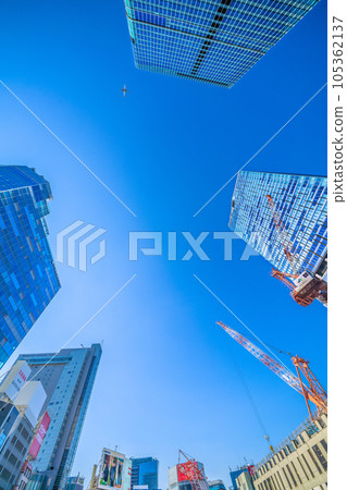 日本東京城市景觀兩架飛機...電暈後，航空需求復蘇...飛機經過澀谷站和天空... = 7 月 25 日 105362137