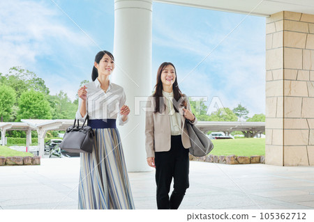 女子進入會所 105362712