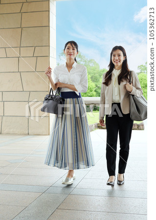 女子進入會所 105362713